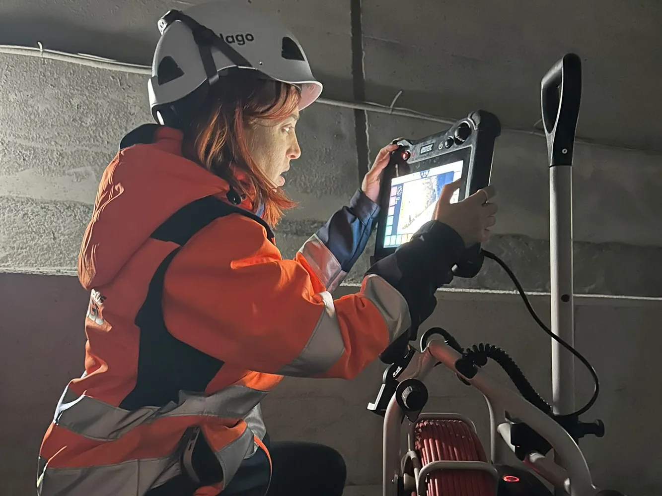 Técnico de Desatascos Nago manejando la consola de la cámara de inspección