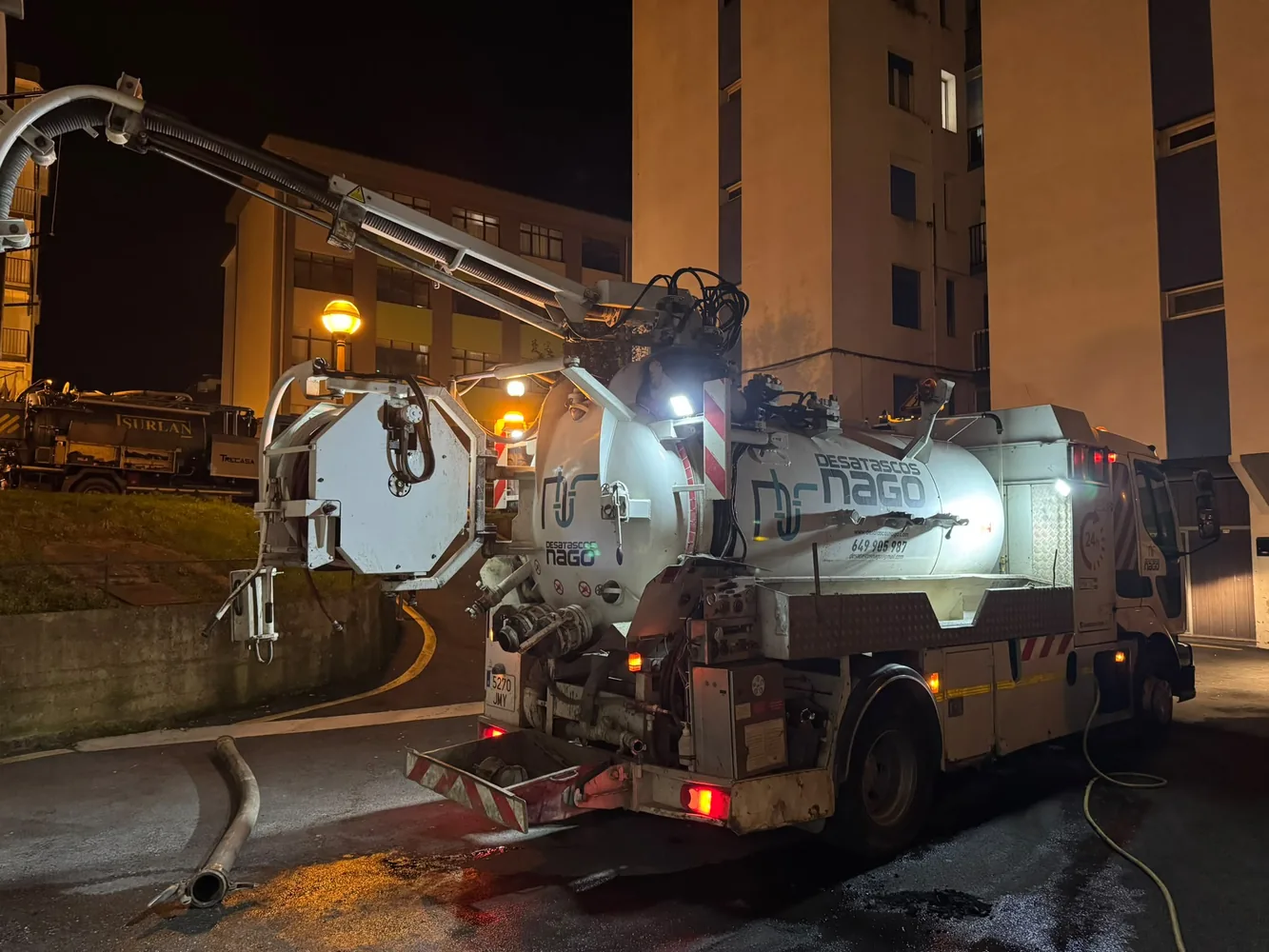 Camión cuba de Desatascos Nago trabajando de noche en una calle de Gipuzkoa