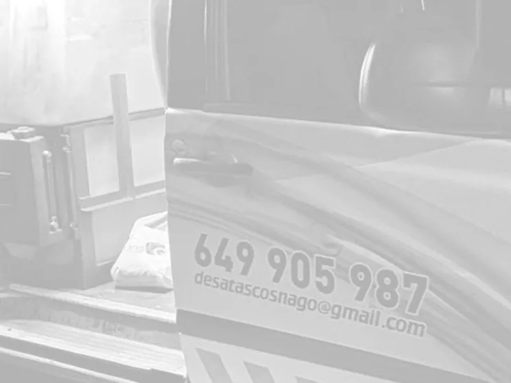 Vehículo rotulado de Desatascos Nago en carretera